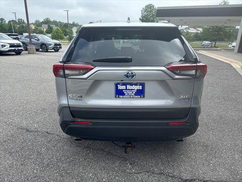 Used 2022 Toyota RAV4 XLE Premium AWD/4WD image 5