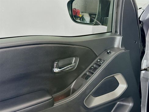 Used 2025 Nissan Frontier SV w/ SV Convenience Package image 17