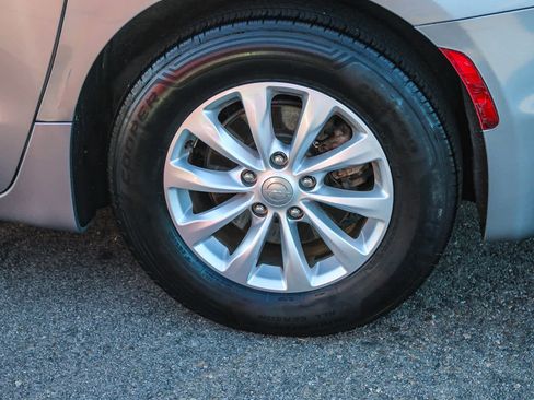 Used 2018 Chrysler Pacifica Touring-L image 8