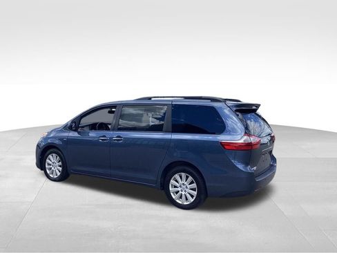 Used 2017 Toyota Sienna XLE Premium AWD/4WD image 4