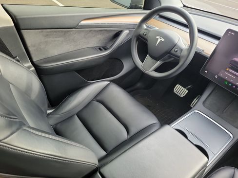 Used 2022 Tesla Model Y Performance image 16