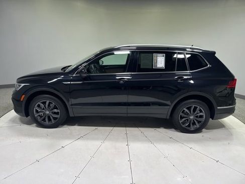 Used 2023 Volkswagen Tiguan SE w/ Panoramic Sunroof Package FWD image 2