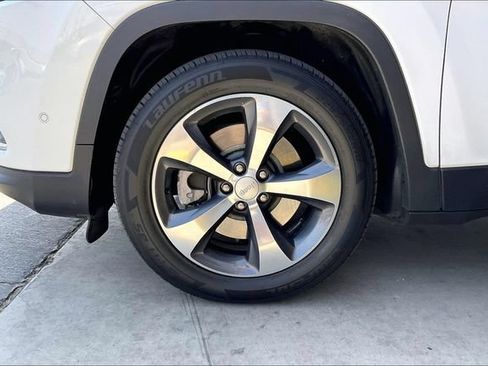 Used 2019 Jeep Cherokee Limited w/ Technology Group FWD image 8
