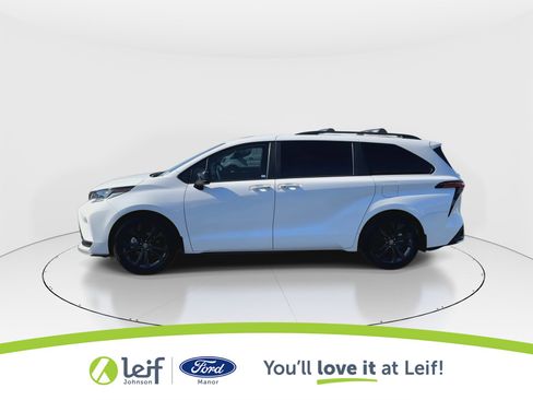 Used 2025 Toyota Sienna XSE image 5