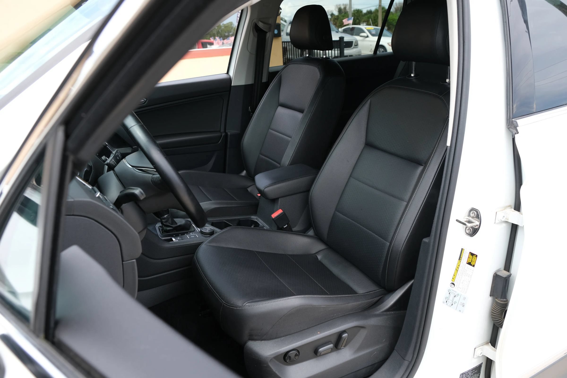 Used 2018 Volkswagen Tiguan SE w/ Panoramic Sunroof Package AWD/4WD image 9