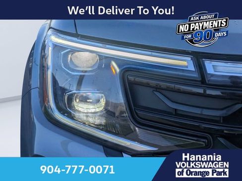 Certified 2025 Volkswagen Atlas Cross Sport SE FWD image 9