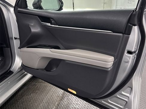Used 2018 Toyota Camry LE image 31
