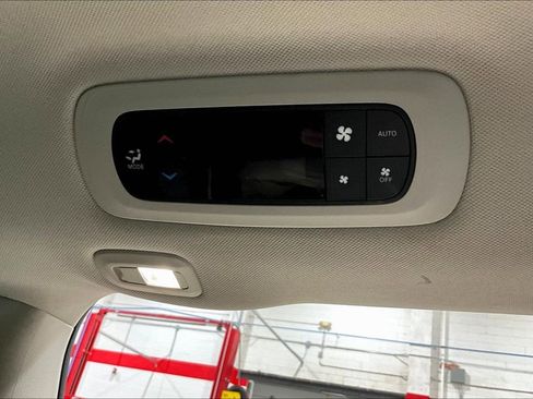 Used 2022 Chrysler Pacifica Limited image 33