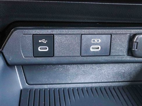 Used 2025 Toyota Prius Plug-In Hybrid FWD image 30