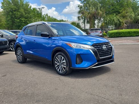 Used 2022 Nissan Kicks SV image 2