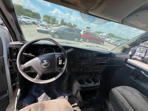 Used 2017 Chevrolet Express 2500 Extended RWD image 2