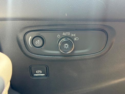 Used 2022 GMC Terrain SLE w/ Driver Convenience Package FWD image 16