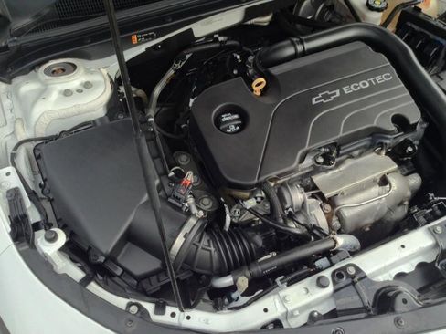 Used 2017 Chevrolet Malibu LT FWD image 11