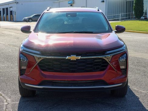 Used 2025 Chevrolet Trax LT FWD image 2