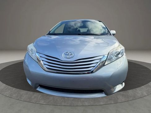 Used 2017 Toyota Sienna Limited image 2
