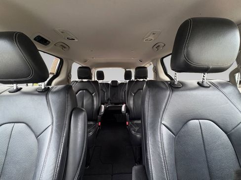 Used 2022 Chrysler Pacifica Touring-L image 2