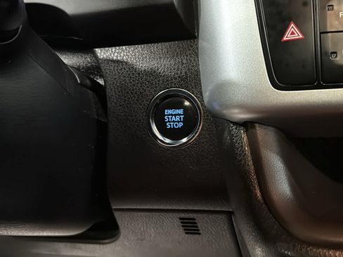 Used 2019 Toyota Highlander XLE AWD/4WD image 20