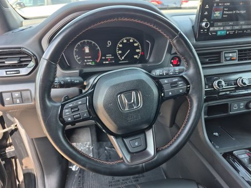 Used 2025 Honda Pilot TrailSport image 9