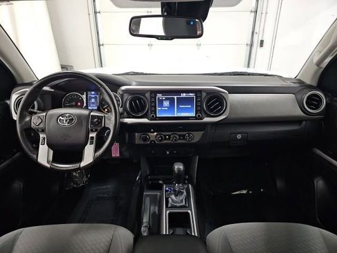 Used 2020 Toyota Tacoma SR5 w/ Blackout Package AWD/4WD image 28
