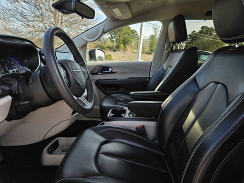 Used 2023 Chrysler Pacifica Touring-L image 11