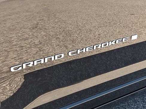 Used 2024 Jeep Grand Cherokee Overland w/ Luxury Tech Group IV AWD/4WD image 31