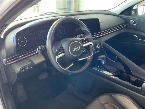 Used 2025 Hyundai Elantra Limited image 4