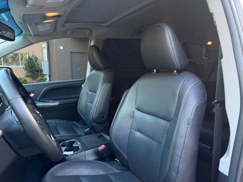 Used 2015 Toyota Sienna SE w/ SE Preferred Package image 19