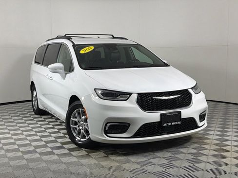 Used 2022 Chrysler Pacifica Touring-L FWD image 2