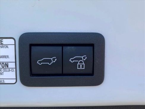 Used 2022 Toyota Corolla Cross XLE w/ Convenience Package FWD image 7