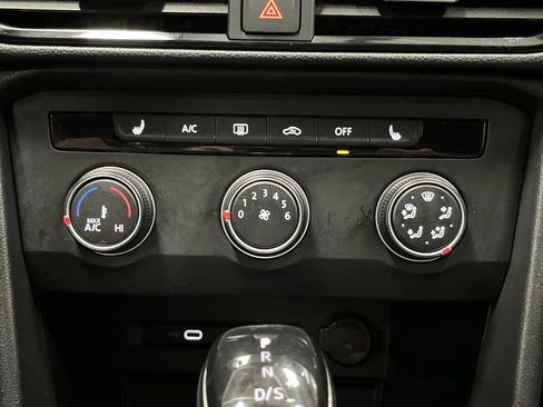 Used 2022 Volkswagen Taos SE FWD image 17