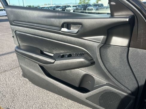 Used 2025 Nissan Altima 2.5 SV image 12