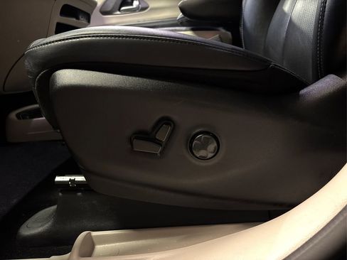 Used 2024 Chrysler Pacifica Touring-L image 17