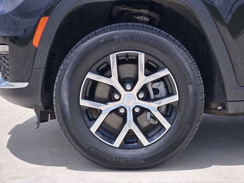 Used 2024 Jeep Grand Cherokee L Limited w/ Luxury Tech Group II AWD/4WD image 11