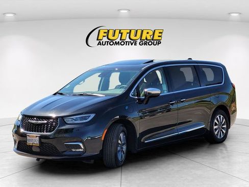 Used 2023 Chrysler Pacifica Limited image 3