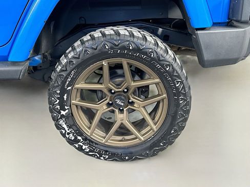 Used 2011 Jeep Wrangler Unlimited Sahara w/ Dual Top Group AWD/4WD image 33