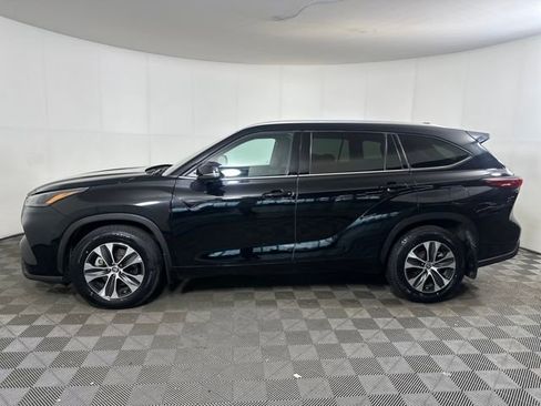Used 2022 Toyota Highlander XLE image 6
