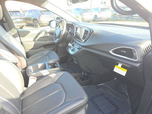 New 2026 Chrysler Voyager LX image 9