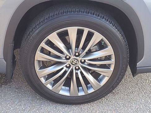 Used 2021 Toyota Highlander Platinum image 17
