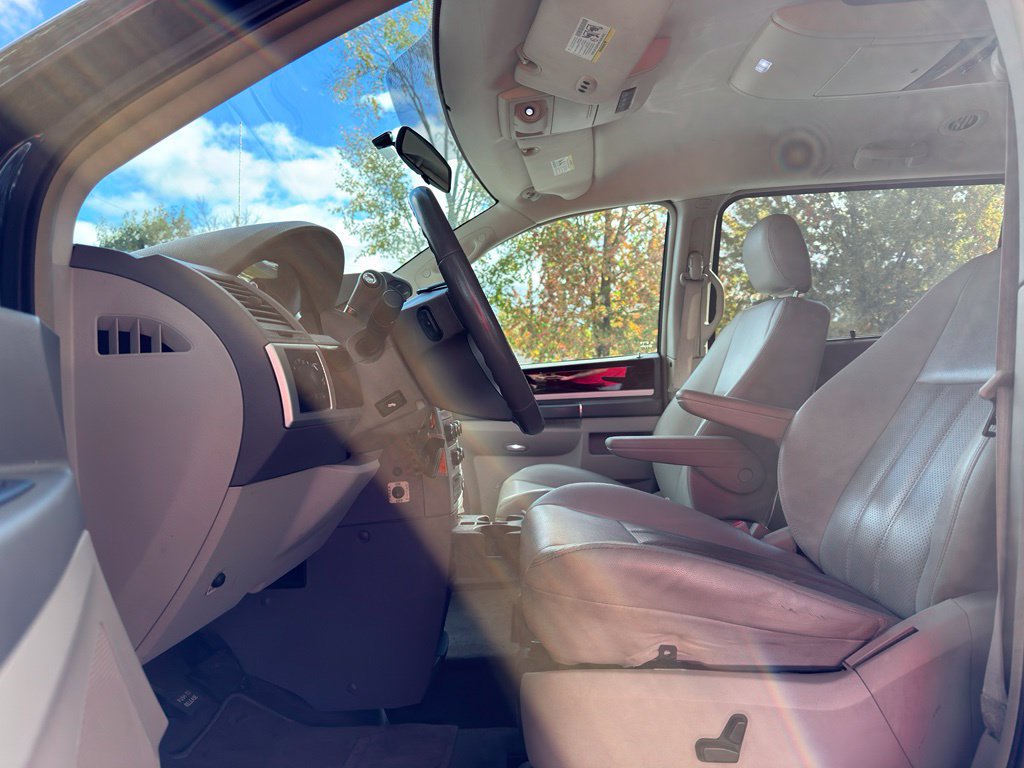 Used 2009 Chrysler Town & Country Touring FWD image 16