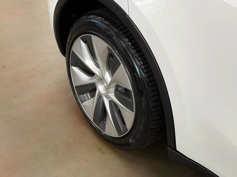 Used 2021 Tesla Model Y Long Range AWD/4WD image 12