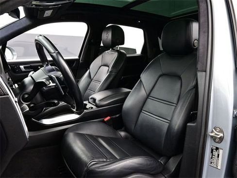Used 2020 Porsche Cayenne Turbo image 5