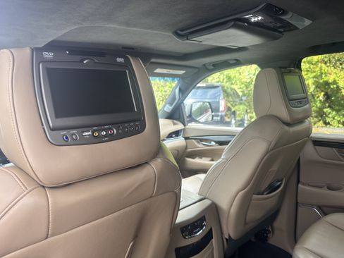 Used 2019 Cadillac Escalade Platinum AWD/4WD image 11