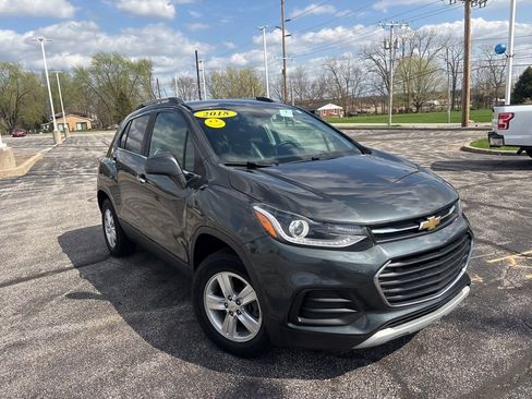 Used 2018 Chevrolet Trax LT w/ LT Convenience Package image 3
