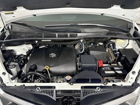 Certified 2018 Toyota Sienna LE FWD image 31