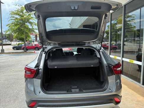 Used 2025 Chevrolet Trax LT FWD image 33