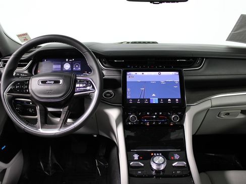 Used 2022 Jeep Grand Cherokee Altitude RWD image 7