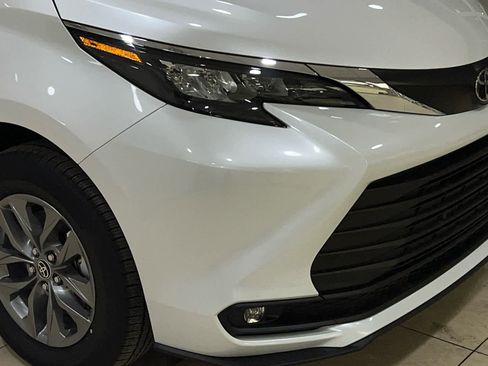 New 2026 Toyota Sienna XLE image 2