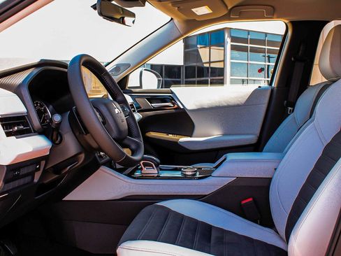 New 2025 Mitsubishi Outlander SE image 29