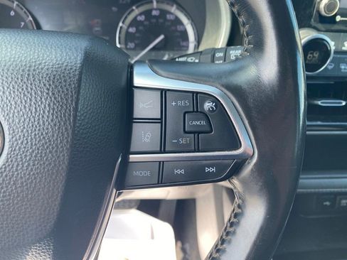 Used 2020 Toyota Highlander XLE FWD image 17
