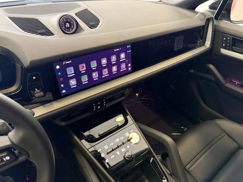 Certified 2025 Porsche Cayenne E-Hybrid Coupe AWD/4WD image 18
